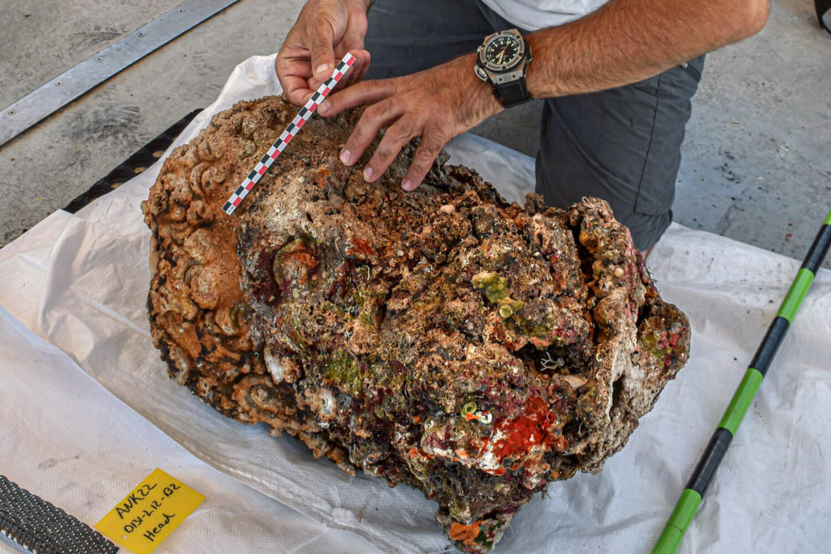 Thêm nữa, các chuyên gia tìm thấy một số tác phẩm điêu khắc, đồ thủy tinh, nhạc cụ, trang sức...