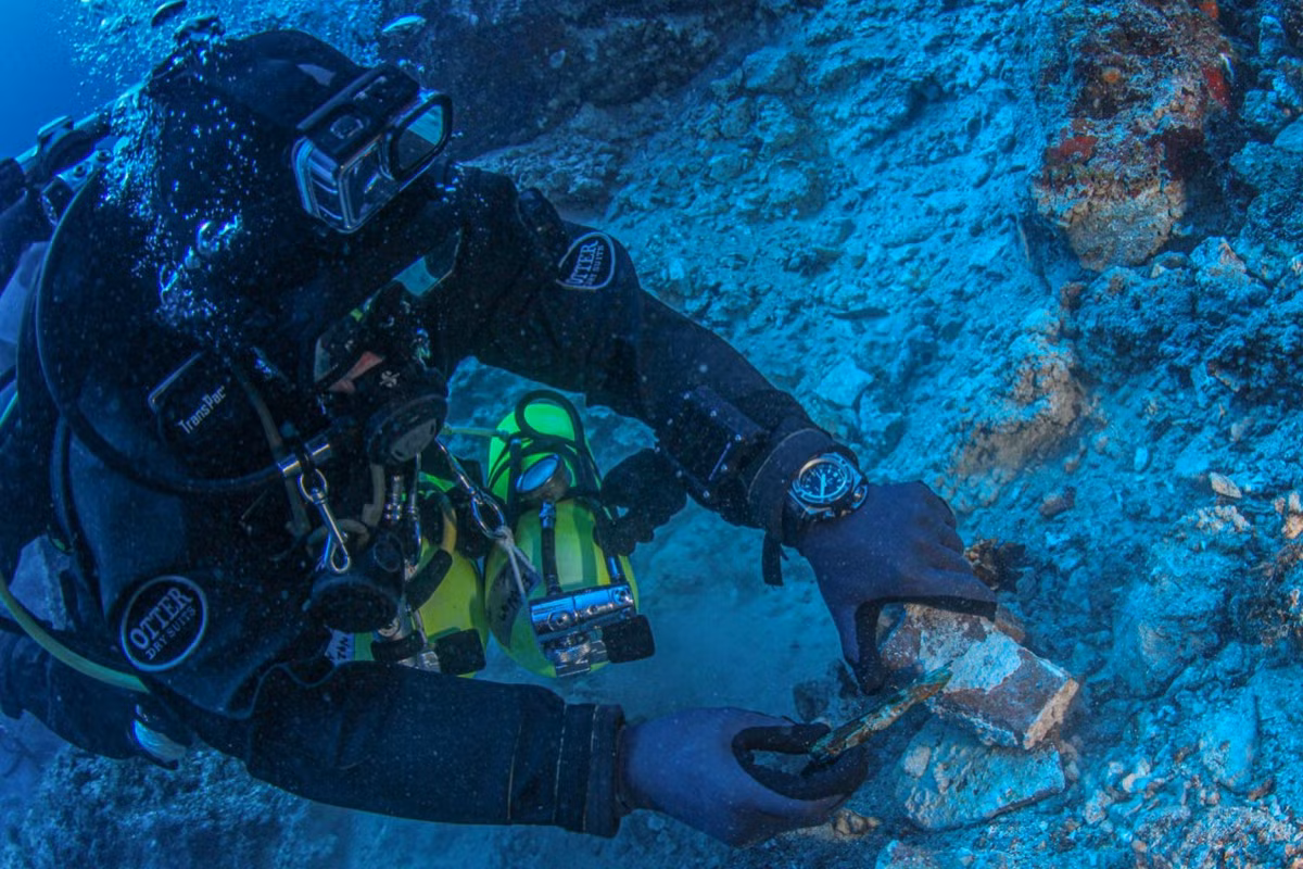 Theo các chuyên gia, xác tàu đắm này dài khoảng 55m và được làm bằng gỗ. Do "ngủ vùi" dưới đáy biển suốt nhiều thế kỷ nên con tàu đã mục nát nhiều phần.