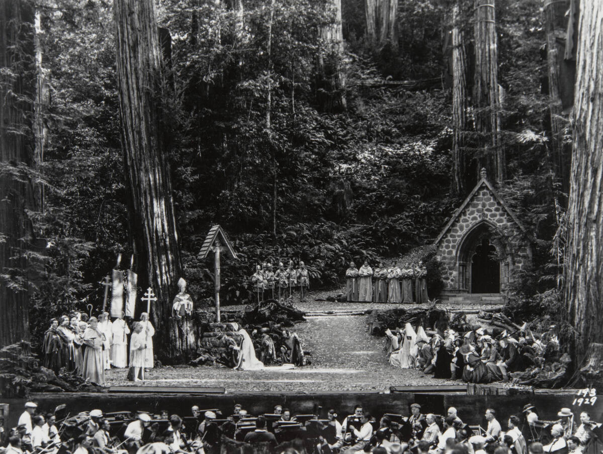 Thành viên của câu lạc bộ kín tổ chức họp mặt tại rừng Bohemian Grove bao gồm: các chính khách, lãnh đạo doanh nghiệp, cựu tổng thống Hoa Kỳ, nhạc sĩ, nghệ sĩ... Tất cả thành viên đều là nam giới.