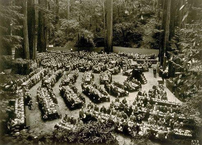 Khu rừng Bohemian Grove ở California, Mỹ nổi tiếng và bí ẩn trên thế giới. Theo một số nguồn tin, địa điểm bí ẩn này thuộc sở hữu của một câu lạc bộ quý ông hơn 100 năm tuổi có trụ sở tại San Francisco.