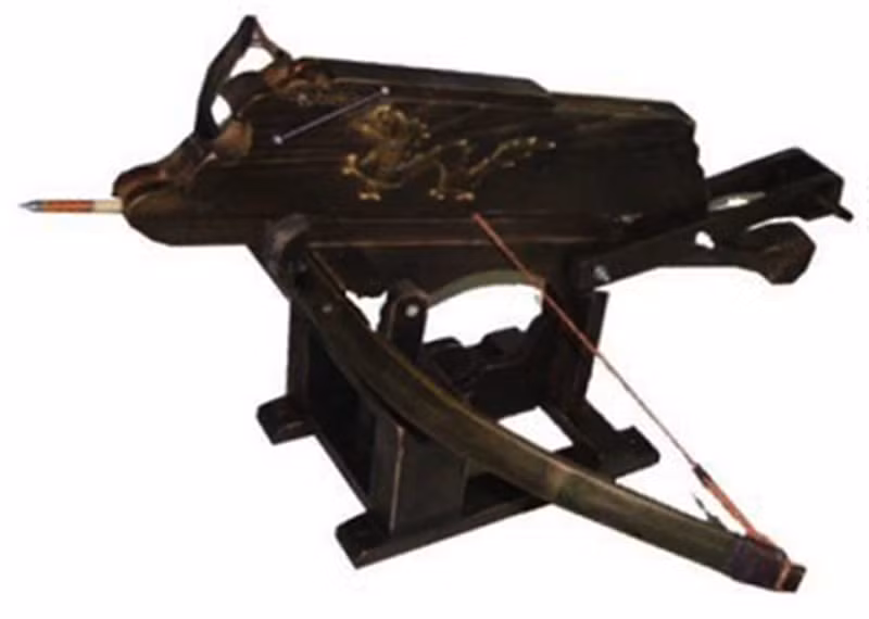 Do vậy, binh sĩ sử dụng nỏ có thể bắn hạ kẻ địch ở khoảng cách xa hoặc khiến kẻ thù bị thương khi trúng "cơn mưa tên".