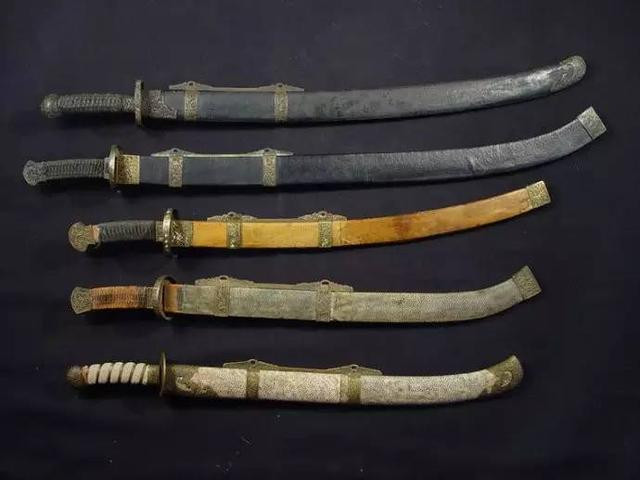 Đao là vũ khí nổi tiếng được nhiều triều đại Trung Quốc sử dụng trong chiến trận. Binh khí này có thể có chuôi ngắn, vểnh lên và lưỡi dài.