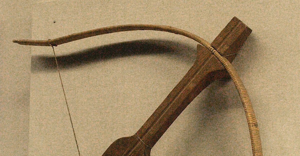 Các cung thủ có thể vừa cưỡi ngựa vừa dùng nỏ để bắn hạ kẻ thù. Tầm bắn của vũ khí này có thể lên tới 600 - 1.000m.