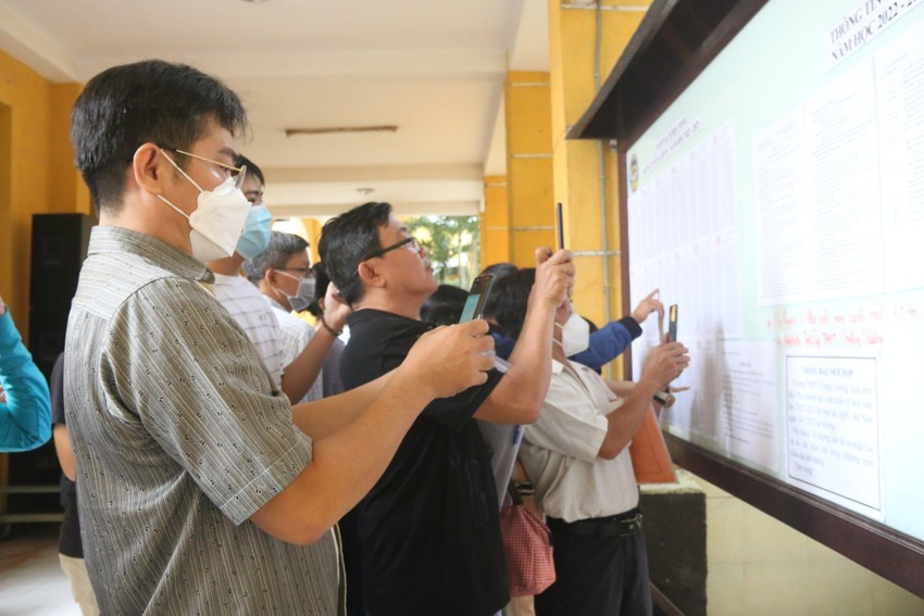 Thay co “muot mo hoi” tu van phu huynh, hoc sinh chon to hop mon lop 10-Hinh-3