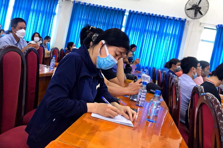 Thay co “muot mo hoi” tu van phu huynh, hoc sinh chon to hop mon lop 10-Hinh-6