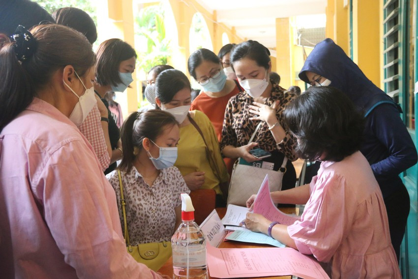 Thay co “muot mo hoi” tu van phu huynh, hoc sinh chon to hop mon lop 10