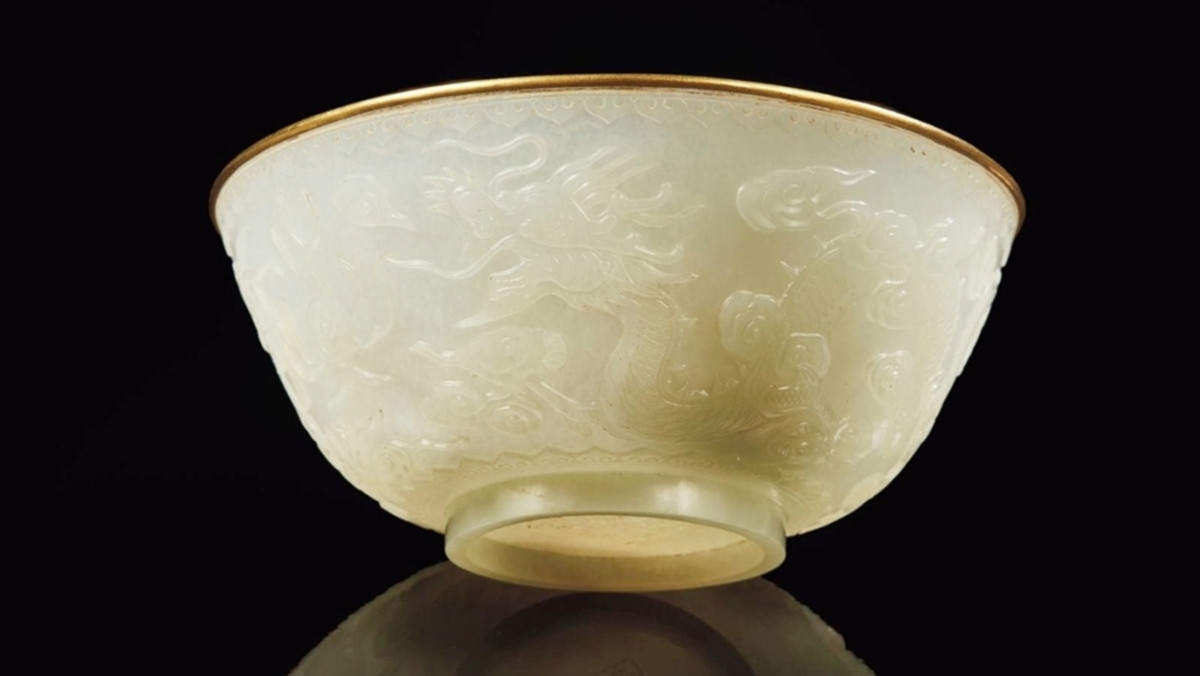 Vào ngày 17/6, nhà đấu giá Gazette Douot (Pháp) tổ chức phiên đấu giá bộ sưu tập gồm hơn 150 cổ vật của hoàng hậu Nam Phương. Những cổ vật này được hoàng hậu Nam Phương sưu tầm trong nhiều năm.