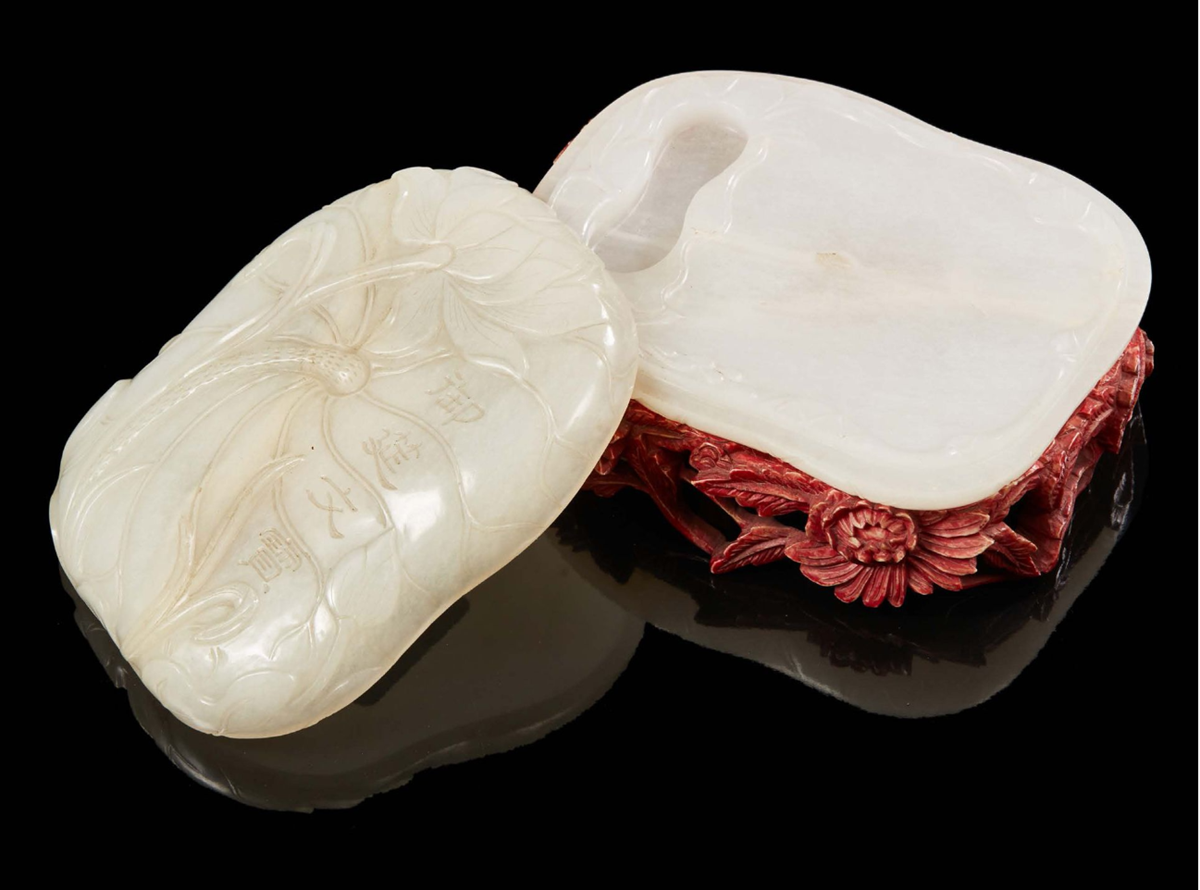 Nghiên mực của vua Khải Định được nhà đấu giá Gazette Douot giới thiệu xuất xứ từ cung An Định ở Huế. Bảo vật này được bán với giá cao thứ hai trong phiên đấu với số tiền lên đến 286.000 Euro (7,02 tỷ đồng).