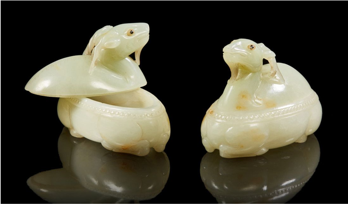 Đây là cặp hộp ngọc bích hình động vật với đôi mắt khảm bằng đá cứng màu đen. Chúng được bán với giá 221.000 Euro (5,4 tỷ đồng). Nhà đấu giá Gazette Douot giới thiệu cặp hộp ngọc bích có niên đại vào thế kỷ 18 - 19.