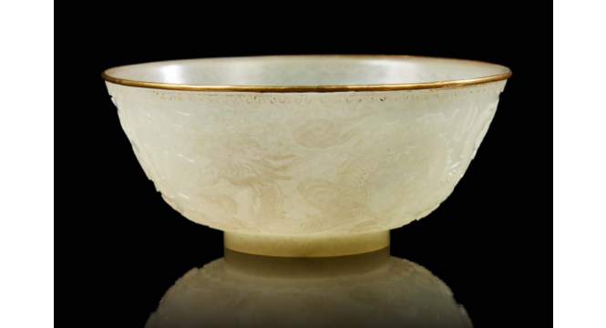 Trong số các cổ vật được bán giá "khủng" thuộc bộ sưu tập của hoàng hậu Nam Phương, nổi bật là chiếc bát ngọc. Bảo vật này giới thiệu là của vua Tự Đức có đường kính 14,5 cm, cao 6,2 cm, với phần miệng bằng vàng. Chiếc bát được đấu giá thành công với số tiền là 845.000 Euro (gần 21 tỷ đồng).