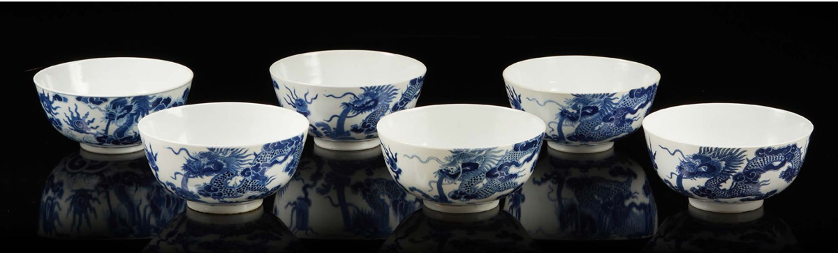 Sáu bát sứ hình tròn được trang trí hình rồng bằng men lam và đáy bát có in chữ "Thiệu Trị niên tạo". Thiệu Trị (1807-1847) là vị vua thứ ba của nhà Nguyễn. Vua Thiệu Trị trị vì từ năm 1841 - 1847. Một nhà sưu tập bỏ ra 91.000 Euro (khoảng 2,2 tỷ đồng) để sở hữu bộ bát sứ này.