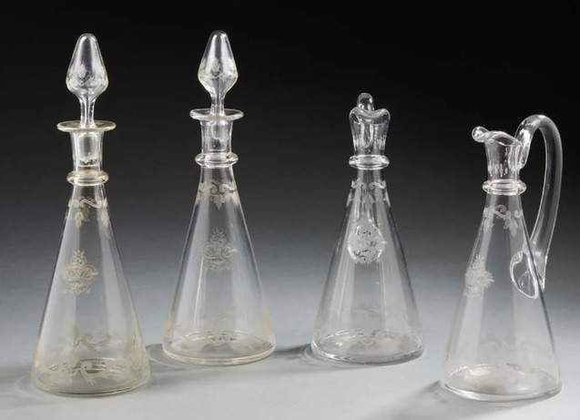 Bốn chiếc bình pha lê đựng nước hiệu Baccarat là món quà cưới mà chính phủ Pháp đặt làm quà tặng khi vua Bảo Đại cưới hoàng hậu Nam Phương năm 1934. Một nhà sư tầm đã bỏ ra 26.000 Euro để mua chúng.