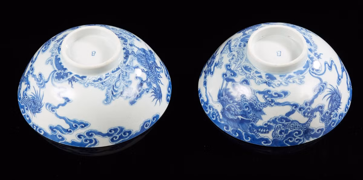 Hai bát sứ hình tròn được trang trí bằng lớp men xanh lam nổi bật với ảnh hình rồng 5 móng, mây và các họa tiết cổ điển. Bên ngoài đáy bát có chữ "nhật" (mặt trời). Những cổ vật có ký tự "nhật" thường được dùng trong hoàng cung dưới thời vua Minh Mạng (1791 - 1841). Kết thúc phiên đấu giá, đôi bắt sứ được bán giá 78.000 Euro khoảng 1,9 tỷ đồng).
