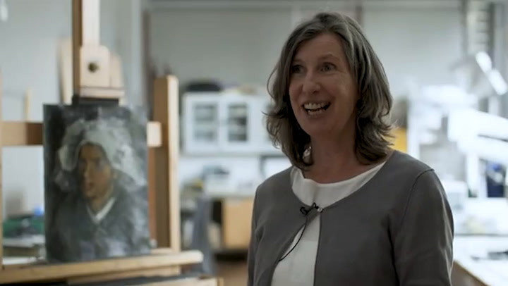 Các chuyên gia cho rằng, bức tranh chân dung tự họa này có thể là một trong một loạt các tác phẩm hội họa thử nghiệm được Vincent Van Gogh vẽ trên mặt sau của những bức tranh sơn trong thời gian sống ở Nuenen, Hà Lan từ tháng 12/1883 - 11/1885.