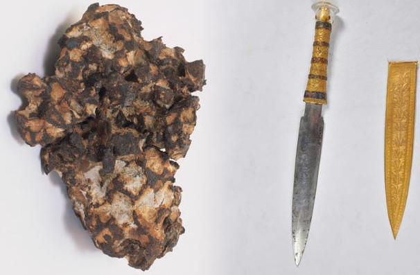 Thiên thạch sắt chủ yếu bao gồm: sắt, nickel, một lượng nhỏ coban, phốt-pho, lưu huỳnh và các-bon. Theo các chuyên gia, những đồ tạo tác sản xuất từ quặng sắt dưới lòng đất chứa tối đa 4% nickel. Thế nhưng, lưỡi dao sắt trên con dao găm của vua Tutankhamun chứa gần 11% nickel.