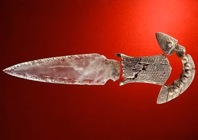 Trong thời gian từ năm 2007 - 2010, các nhà khảo cổ tiến hành cuộc khai quật một ngôi mộ đá cự thạch Montelirio tholos ở Tây Ban Nha. Trong số những cổ vật được tìm thấy, con dao găm pha lê được chú ý hơn cả.