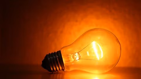 Sáng chế này ra đời đã giúp con người có thể sinh hoạt bình thường mà không cần phụ thuộc vào nguồn ánh sáng tự nhiên cũng như tiết kiệm chi phí, an toàn hơn khi sử dụng nến, đèn dầu hay đèn hồ quang chiếu sáng.