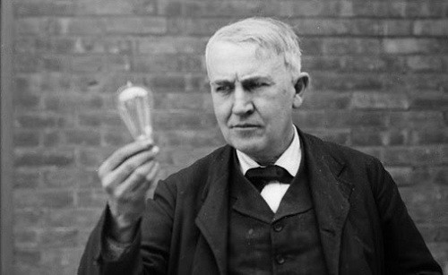 Bóng đèn sợi đốt là phát minh vĩ đại của Thomas Edison. Ông đã sáng chế ra chiếc bóng đèn sợi đốt đầu tiên trên thế giới vào tháng 1/1879.