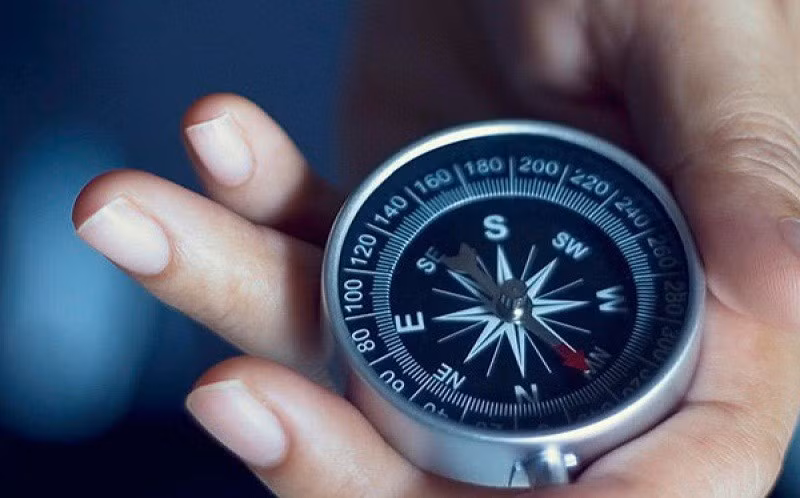 Những ghi chép đầu tiên về la bàn xuất hiện vào thời Tam Quốc (220 - 280), tức là cách đây khoảng 1.700 năm. Phát minh này được sử dụng phổ biến từ thế kỷ 11 trở đi. Theo các sử liệu, la bàn xuất hiện ở châu Âu là vào năm 1190.