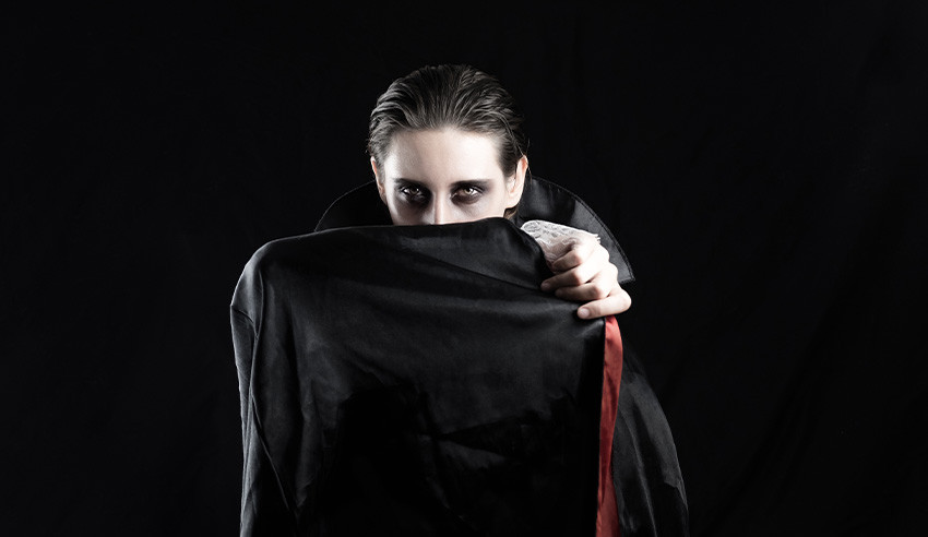 Sau khi đã xác nhận người chết không biến đổi thành ma cà rồng, gia đình tiến hành chôn cất lại người quá cố trong ngôi mộ mới.