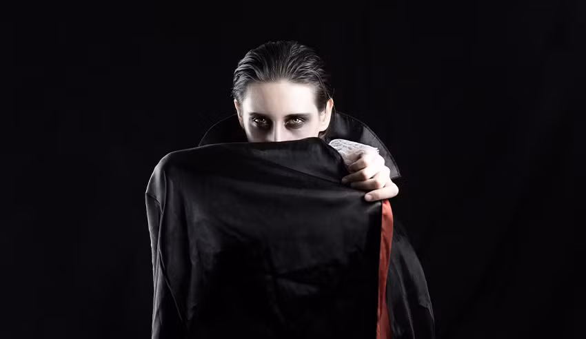 Sau khi đã xác nhận người chết không biến đổi thành ma cà rồng, gia đình tiến hành chôn cất lại người quá cố trong ngôi mộ mới.