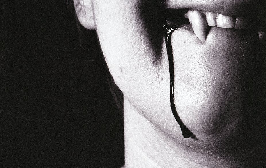 Nỗi sợ về ma cà rồng khiến nhiều gia đình thấp thỏm lo âu không biết người thân đã mất có biến đổi thành ma cà rồng hay không.