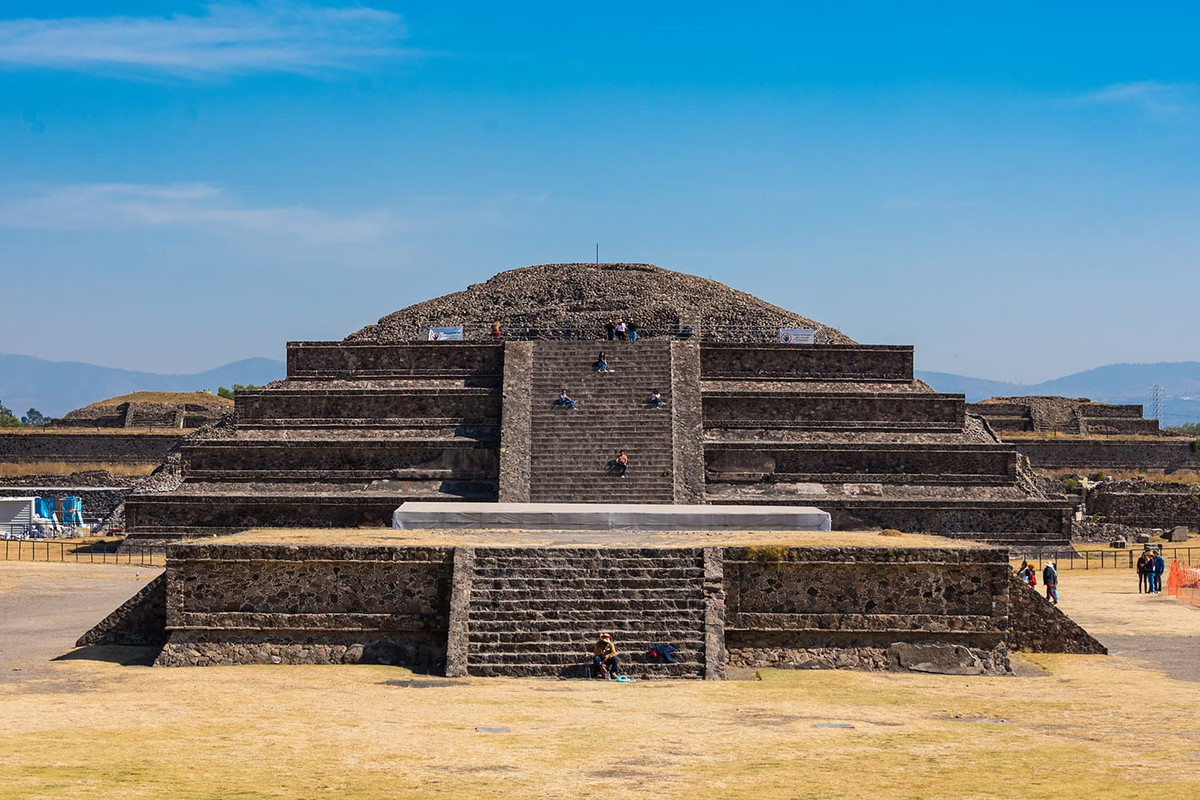 Thành phố Teotihuacan, nằm cách thủ đô Mexico City (Mexico) 40 km về phía Đông Bắc là một trong những thành phố cổ nổi tiếng nhất thế giới. Nơi đây có nhiều kiến trúc quan trọng còn đến ngày nay như kim tự tháp Mặt Trời và Mặt Trăng, đền thờ Quetzalcoatl được xây dựng theo kiến trúc kim tự tháp.