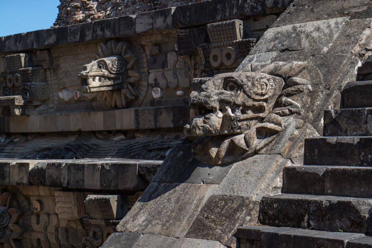 Khi kiểm tra cấu trúc bên dưới đền thờ Quetzalcóatl, các chuyên gia vô cùng bất ngờ khi phát hiện đường hầm bí ẩn vào năm 2003.