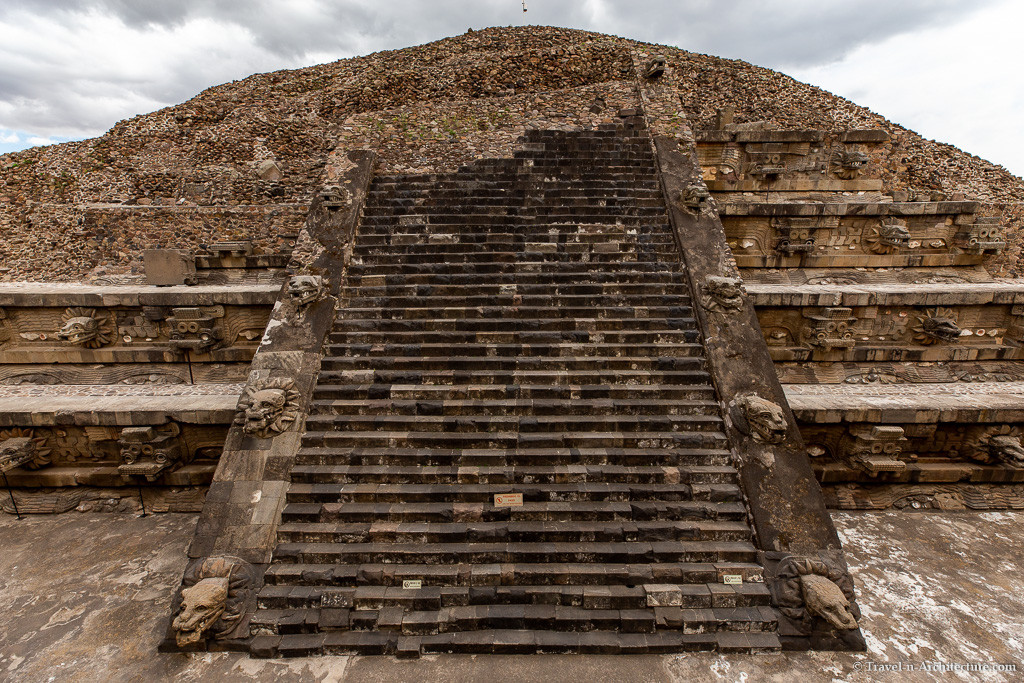 Trong đó, Đền thờ Quetzalcoatl do người Aztec xây dựng ẩn chứa những bí mật lớn. Theo các chuyên gia, đây là đền thờ thần Quetzalcóatl - vị thần quan trọng thời cổ đại ở Mesoamerica, khu vực gồm vùng đất từ miền trung Mexico tới Belize, Guatemala, El Salvador, Honduras, Nicaragua và miền bắc Costa Rica.