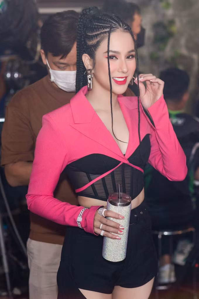 Trong lần tái xuất, người đẹp gây chú ý với kiểu tóc cầu kỳ, vóc dáng gợi cảm và thần thái rạng rỡ. Cô được khen ngợi là ngày càng xinh đẹp, mặn mà sau sóng gió hôn nhân (Ảnh: Nhân vật cung cấp).