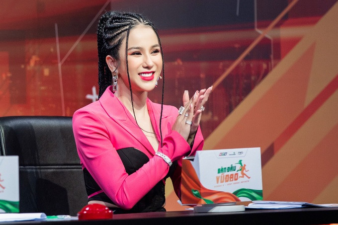 Mới đây, cô gây chú ý khi xuất hiện với vai trò giám khảo khách mời của chương trình "Sàn đấu vũ đạo" (Ảnh: Nhân vật cung cấp).