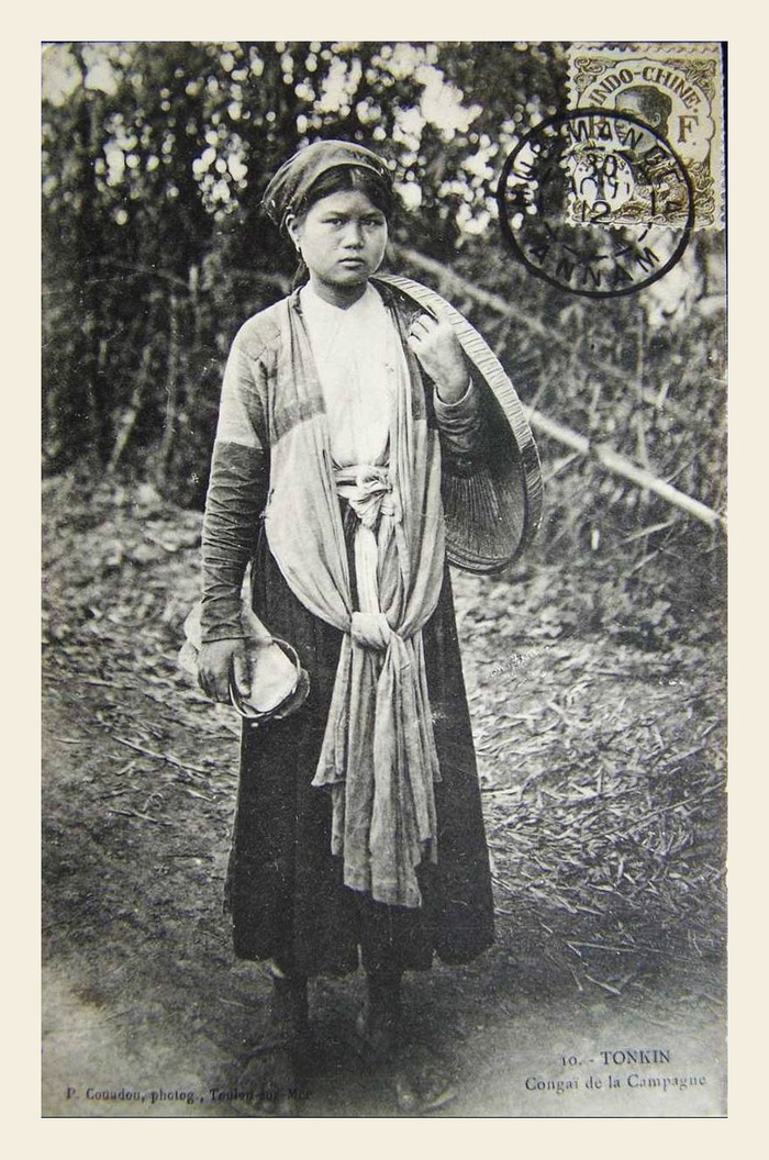 Một phụ nữ ở miền Bắc Việt Nam dường như cảm thấy lạ lẫm khi được chụp ảnh.