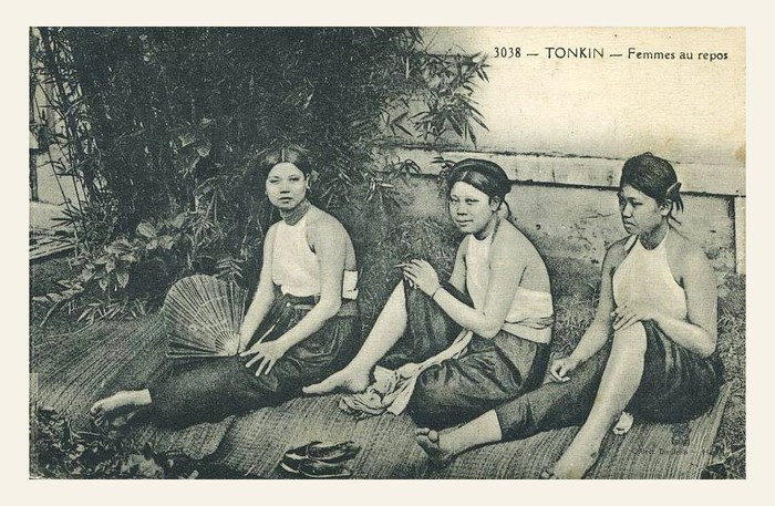 Ba phụ nữ ngồi trò chuyện với nhau.