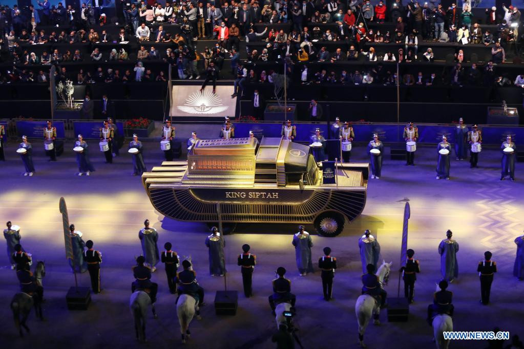 Một số người cho rằng, lễ diễu hành kéo dài 40 phút này đã khiến lời nguyền chết chóc ứng nghiệm. Vài người chia sẻ về lời nguyền được tìm thấy trong lăng mộ của vua chúa Ai Cập thời cổ đại: "Cái chết sẽ ập đến nhanh chóng cho bất kỳ ai phá rối sự yên nghỉ của nhà vua".