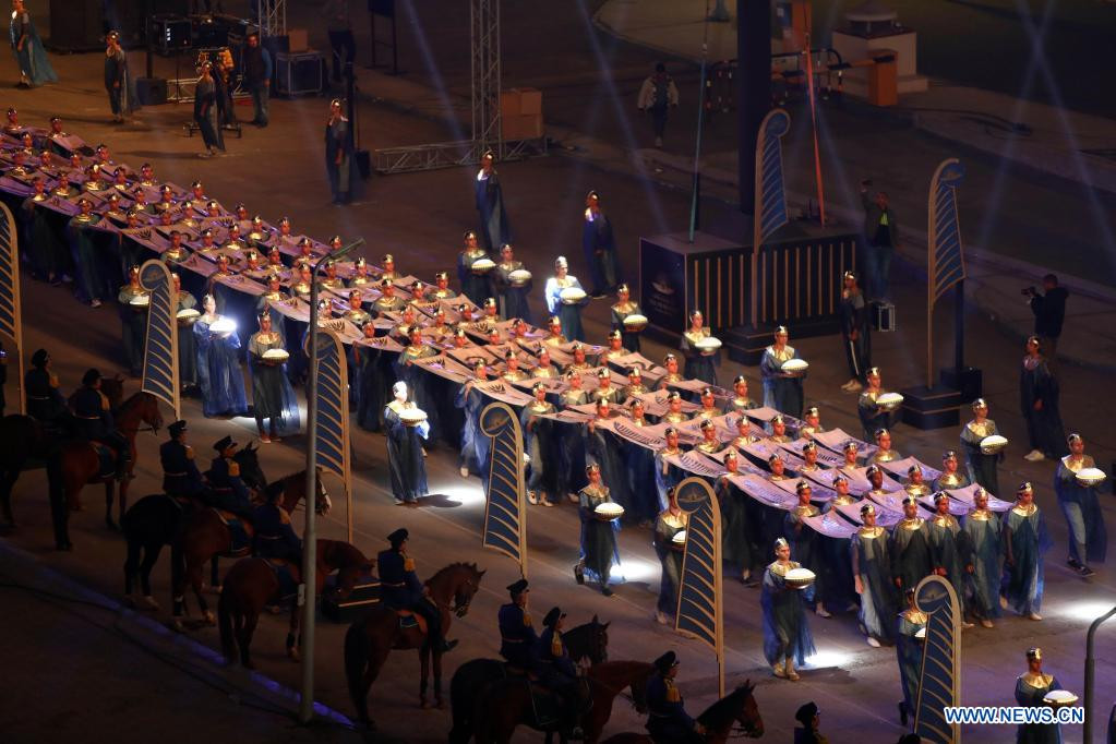 Lễ diễu hành được tổ chức long trọng. Tháp tùng các xe chở xác ướp là những nghệ sĩ hóa trang, vũ công và kỵ binh. Toàn bộ lễ khai mạc và hành trình di chuyển 22 xác ướp về "nhà mới" được truyền hình trực tiếp trên đài truyền hình nhà nước Ai Cập.