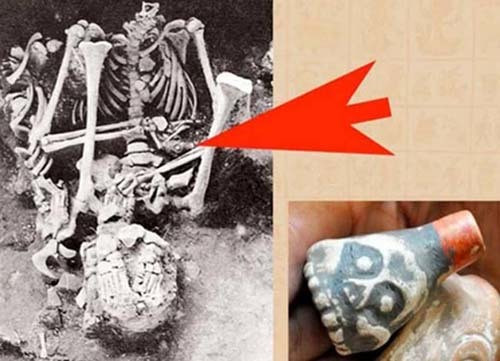 Cách đây khoảng 3 thập kỷ, các nhà khảo cổ học tìm thấy những món đồ tùy táng trong một ngôi đền cổ xưa của người Aztec ở Mexico. Trong số các cổ vật, các chuyên gia đặc biệt chú ý đến những chiếc còi tử thần có hình đầu lâu xương sọ.