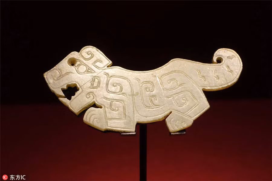 Cụ thể, các chuyên gia tiến hành cuộc khai quật và có nhiều phát hiện quan trọng. Trong số này, họ tìm thấy hơn 400 cổ vật bằng đồng, bao gồm cả vũ khí, chuông và những chiếc bình tại nơi an nghỉ của nữ tướng Phụ Hảo.