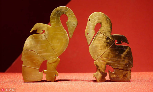 Thêm nữa, Phụ Hảo được mai táng cùng 755 cổ vật làm từ ngọc bích, 564 cổ vật làm từ xương động vật, đá, vỏ sò... Số lượng lớn đồ tùy táng giá trị trong lăng mộ cho thấy tang lễ của nữ tướng này được chồng tổ chức long trọng cũng như cho thấy vua Vũ Đinh yêu thương, coi trọng vợ thế nào.