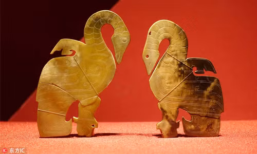 Thêm nữa, Phụ Hảo được mai táng cùng 755 cổ vật làm từ ngọc bích, 564 cổ vật làm từ xương động vật, đá, vỏ sò... Số lượng lớn đồ tùy táng giá trị trong lăng mộ cho thấy tang lễ của nữ tướng này được chồng tổ chức long trọng cũng như cho thấy vua Vũ Đinh yêu thương, coi trọng vợ thế nào.