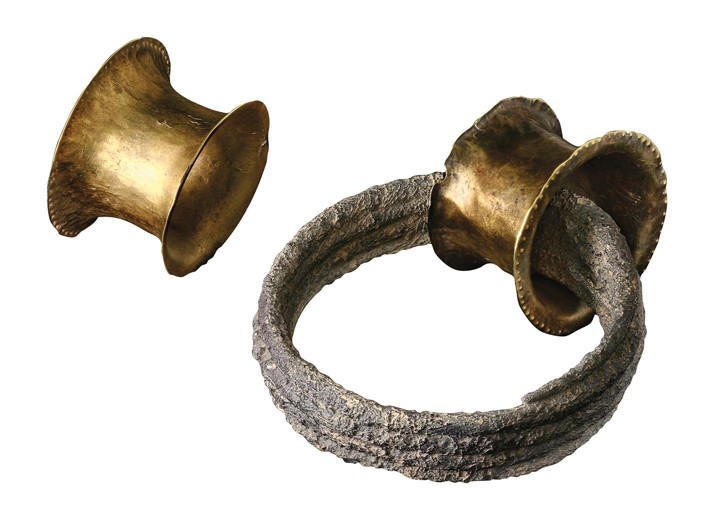 Giáo sư Đại học Autònoma de Barcelona, bà Cristina Rihuete cho hay phụ nữ ở El Argar có thể nắm giữ quyền lực lớn trong bộ máy chính quyền. Theo đó, khi qua đời, họ được chôn cất cùng với những món đồ tùy táng xa xỉ.