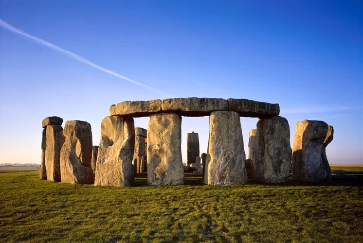 Bố cục của bãi đá cổ Stonehenge tượng trưng cho 1 năm với 365,25 ngày.