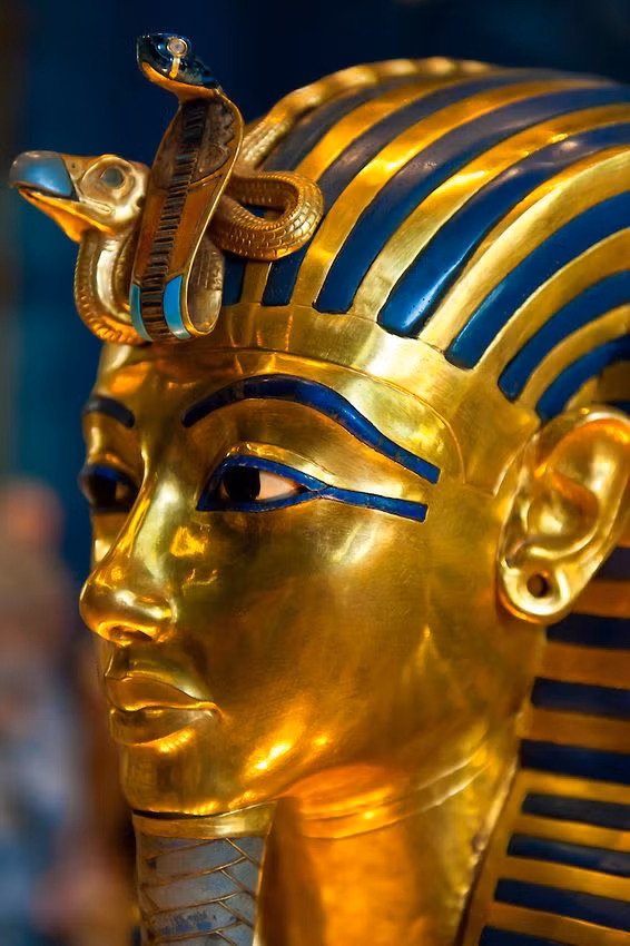 Khi kiểm tra xác ướp Tutankhamun, các chuyên gia phát hiện thi hài nhà vua nổi tiếng Ai Cập cổ đại được phủ trong dung dịch màu đen, không có trái tim và "của quý" được dựng đứng ở góc 90 độ. Đây là cách ướp xác vô cùng độc lạ.