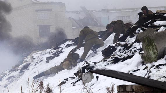 Do vậy, dù ban đầu bị quân Đức vây ép, cắt đứt nguồn tiếp tế dẫn đến thương vong lớn nhưng binh sĩ và người dân Liên Xô ở Stalingrad quyết không đầu hàng kẻ thù. Họ tận dụng mọi nguồn lực để giữ vững thành phố và đẩy lui quân địch.