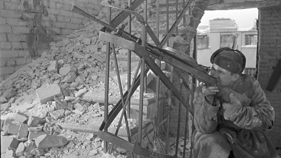 Mục tiêu chính trong chiến dịch này của phát xít Đức là thành phố Stalingrad. Đây là trung tâm hành chính của tỉnh Volgograd và cũng là thành phố công nghiệp lớn cũng như đầu mối giao thông quan trọng. Với vị trí địa lý nằm trong khu vực sông Volga (vựa lúa mì) và gần vùng Kavkaz (vùng dầu lửa quan trọng của Liên Xô), Stalingrad trở thành mục tiêu lớn mà phát xít Đức muốn kiểm soát.