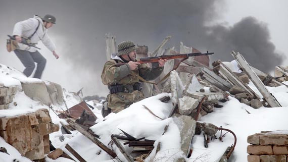 Giai đoạn phòng ngự của Liên Xô kết thúc vào ngày 18/11/1942. Sau đó, Liên Xô tổ chức các đợt phản công và bao vây khiến quân Đức quốc xã tổn thất lớn. Trước đợt tấn công của Hồng quân Liên Xô từ ngày 10/1/1943 - 2/2/1943, Thống chế Friedrich Paulus từng xin ý kiến Hitler về việc đầu hàng do tổn thất ngày càng lớn. Thế nhưng, Hitler đã hạ lệnh “chiến đấu đến người lính cuối cùng và viên đạn cuối cùng”.