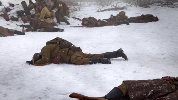 Theo đó, Liên Xô giành chiến thắng trong trận Stalingrad ác liệt. Dù đánh bại quân Đức quốc xã nhưng Liên Xô có hơn 1,1 triệu người thương vong. Trong khi đó, Đức quốc xã có gần 850.000 người thương vong.