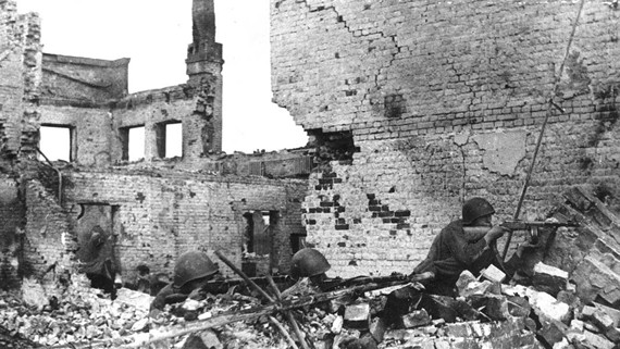 Vào mùa hè năm 1942, quân đội phát xít Đức đã không thể dễ dàng đánh chiếm thủ đô Moscow bằng cách tấn công chính diện như dự kiến. Vậy nên, chính quyền Hitler quyết định chuyển hướng tấn công xuống khu vực sông Volga và vùng Kavkaz ở phía nam nhằm tạo bàn đạp tấn công Moscow từ phía sau.