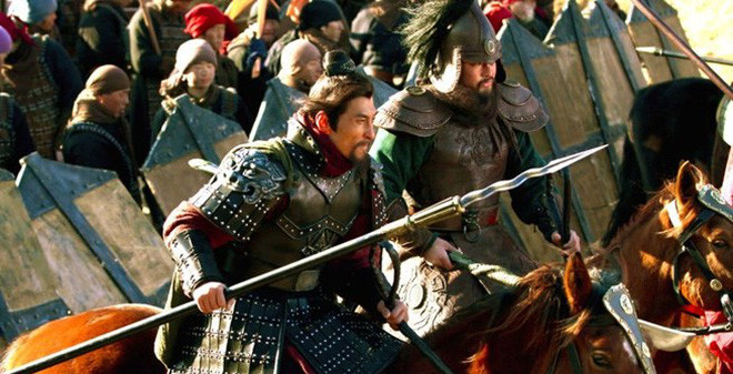 Lâm Xung là một trong những anh hùng nổi tiếng trên Lương Sơn. Ông thường sử dụng bát xà mâu khi xông pha đánh địch. Đay là vũ khí có cán dài như giáo. Phần ngọn của vũ khí này có lưỡi dài uốn cong như hình con rắn. Phần mũi Bát xà mâu có thể là loại một lưỡi, hoặc loại 2 lưỡi. Loại một lưỡi sẽ giúp Bát xà mâu có thể đâm chọc sắc như giáo.