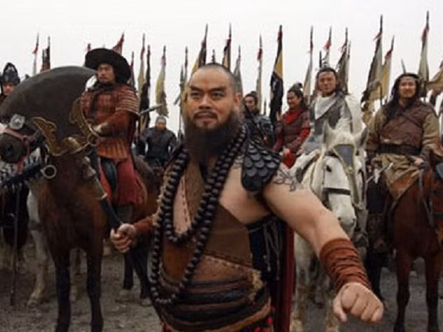 Lỗ Trí Thâm cho người rèn Nhật Nguyệt Quyền Trượng với trọng lượng lên tới 62 cân (tức nặng gần gấp rưỡi so với binh khí thông thường khác). Nhờ vũ khí uy lực có khả năng sát thương cao này, Lỗ Trí Thâm tung hành trên nhiều chiến trường, đánh bại và tiêu diệt không ít kẻ thù.