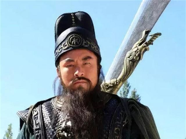 Tương tự Lang Nha Bổng, thanh Long đao là vũ khí cực lợi hại trong "Thủy Hử". Đây là binh khí gắn liền với tên tuổi của Quan Thắng. Là một vị tướng oan hùng, ông từng đọ sức với các cao thủ như Lâm Xung, Tần Minh, Sách Siêu mà không bị lép vế. Thêm nữa, ông cũng lập được nhiều chiến công trên chiến trường.